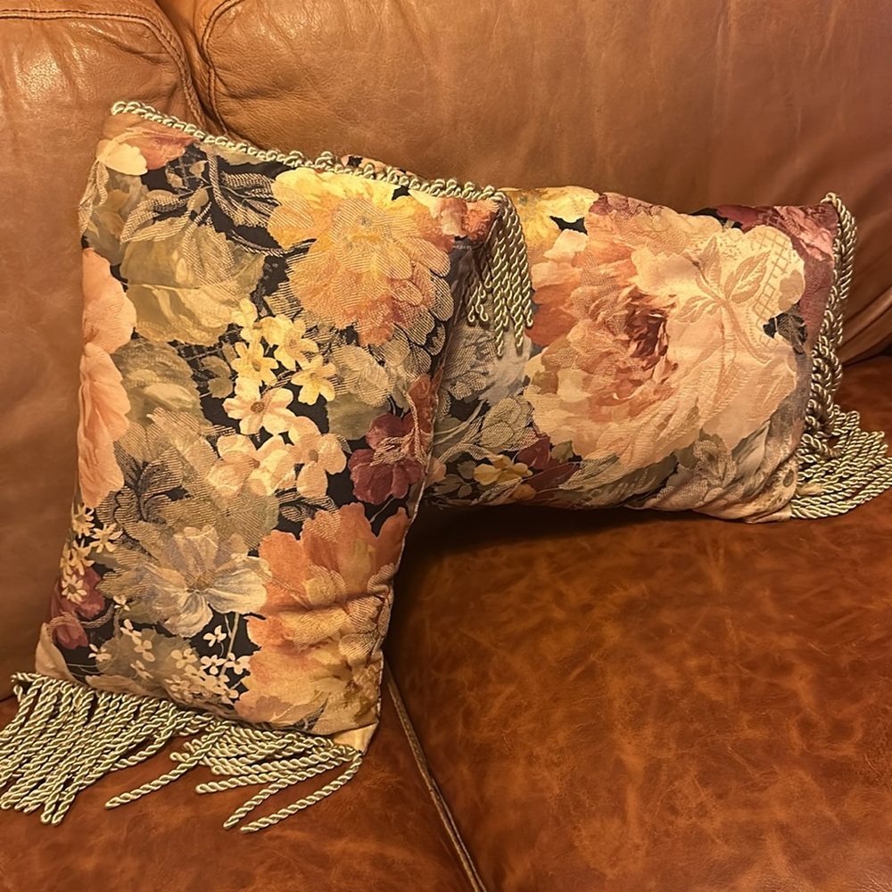 Decorative pillows (2)